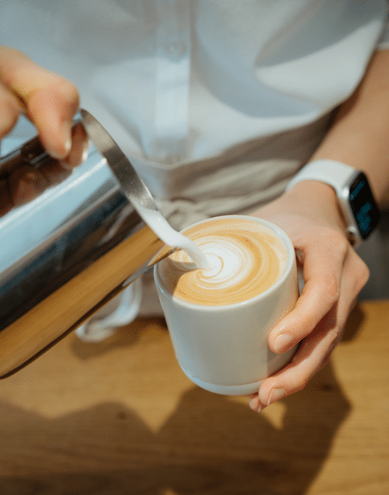 Innenraum des KernGrün Ladens mit Kaffeebar und Regalen
