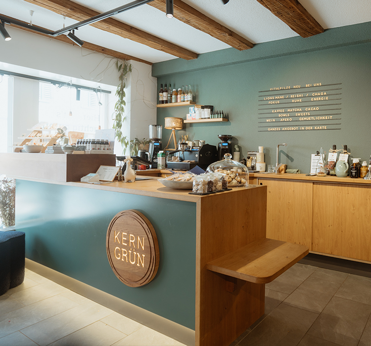 Innenansicht des KernGrün Ladens mit Theke und Kaffeebar in Richterswil